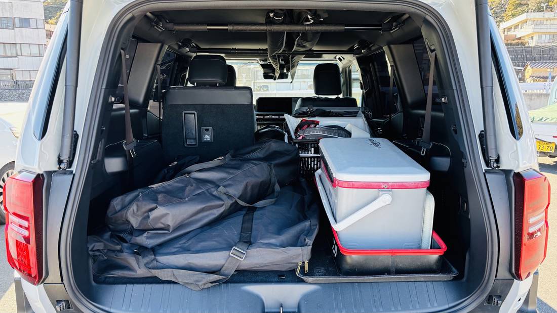 ベッドキットを黒いバッグにまとめて、クーラーと一緒に積んだ荷室