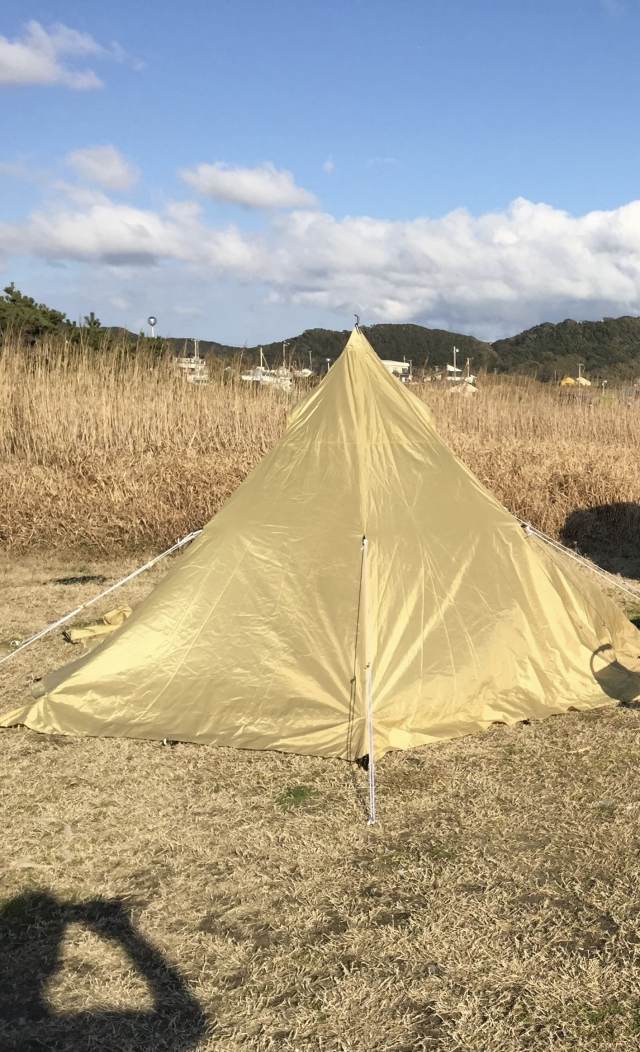 草地に張った黄色いテントと、椅子とテーブル