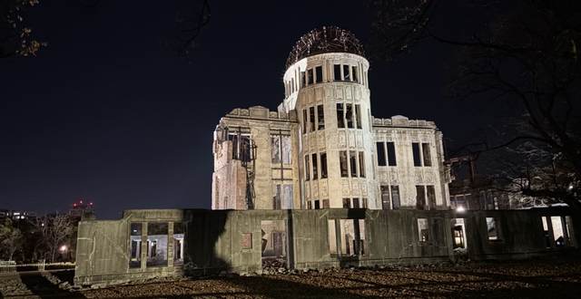 夜にライトアップされた原爆ドーム