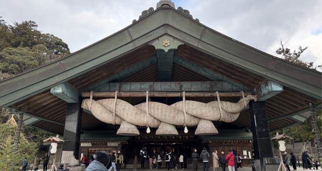 大きなしめ縄が下がる神楽殿