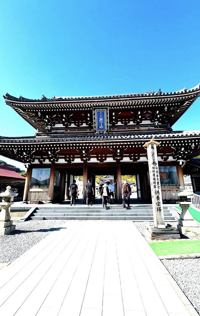 青空の下の恐山の山門