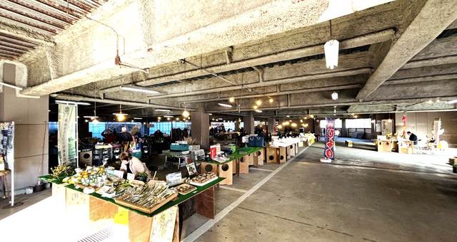 屋根の下に野菜や特産品が並ぶ市場