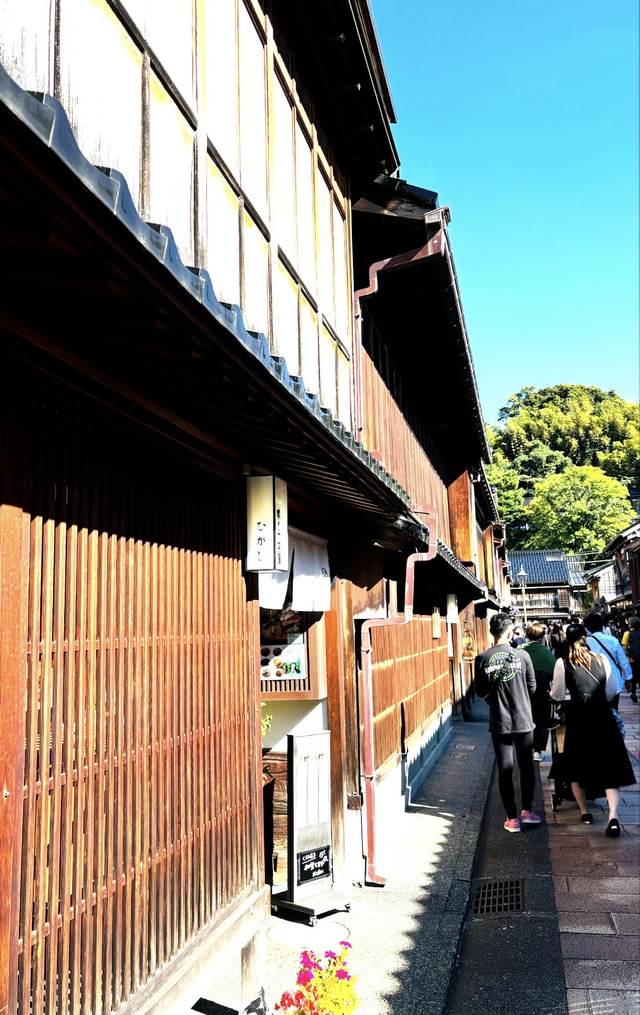 石川・金沢の、木の格子が続く古い町家の通り
