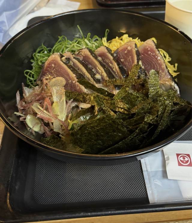 高知のカツオのたたきがのった丼