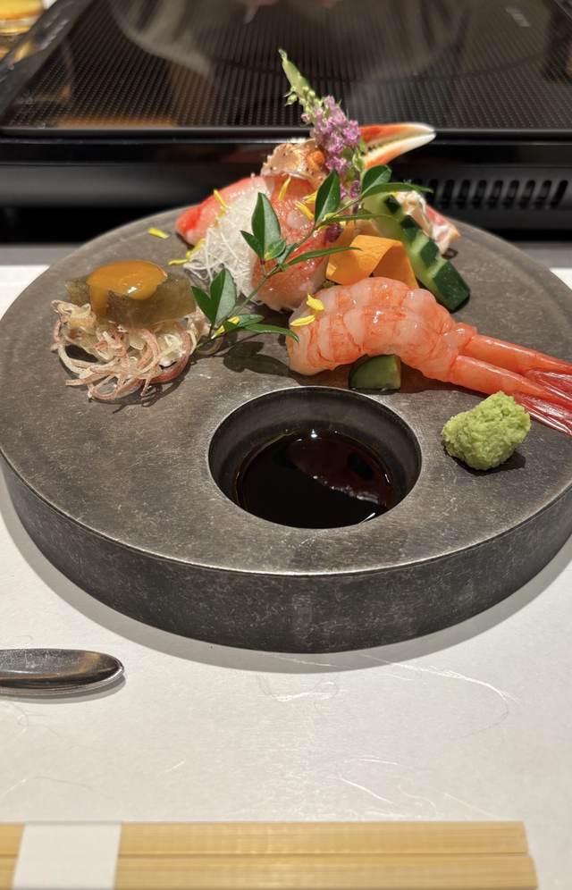 新潟のカニとエビの握りと盛りつけ