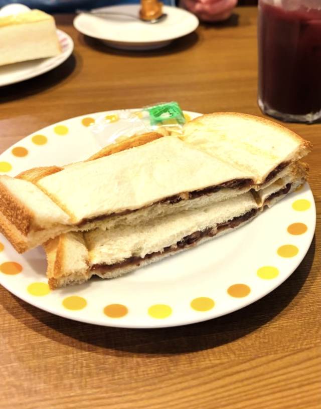 名古屋のモーニングのあんこをはさんだトースト