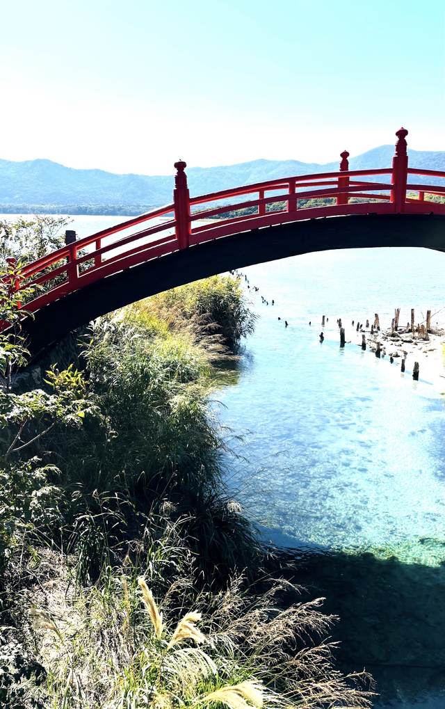青森・恐山近くの、澄んだ湖にかかる赤い太鼓橋