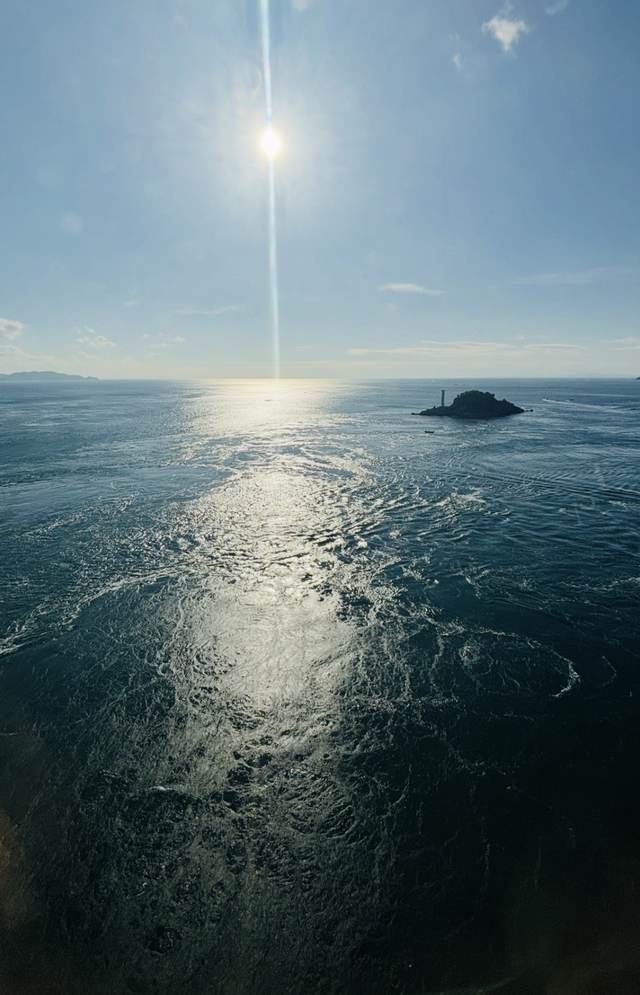 徳島・鳴門海峡の、太陽が反射する海と渦の流れ