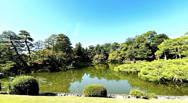 茨城・水戸偕楽園の、松に囲まれた池のある庭園